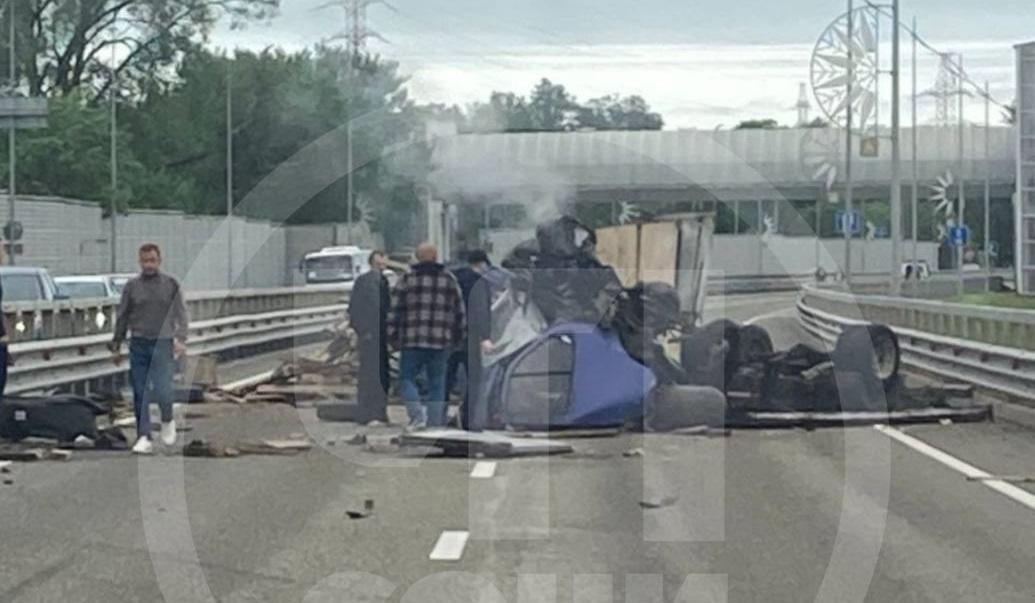 «Газель» превратилась в груду металла: авария в Сочи