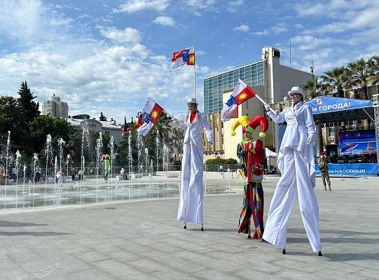 Площадь творчества и красоты открылась в Лазаревском районе Сочи