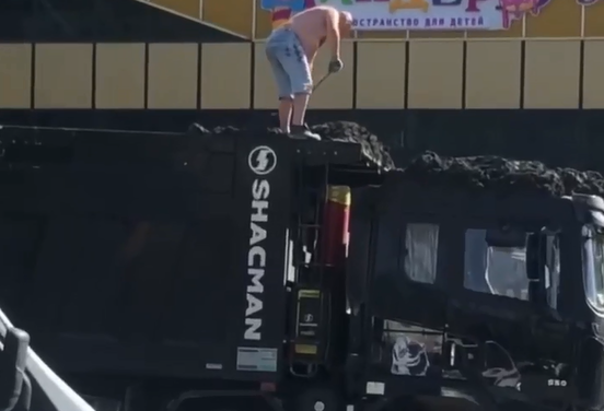 В Сочи водитель случайно утопил свою машину в навозе