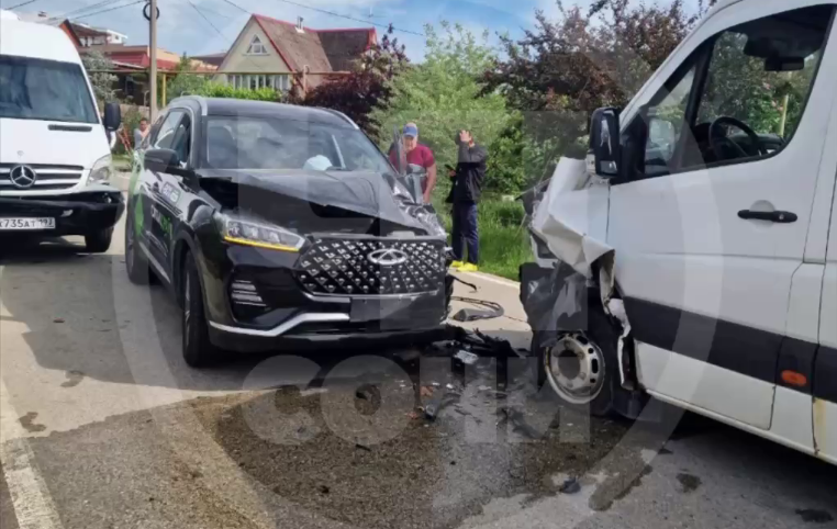 Потерял управление и въехал в лоб автобусу: в Сочи произошло ДТП
