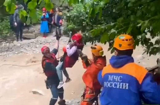 Едва не смыло горной рекой: МЧС спасли туристов из водной ловушки