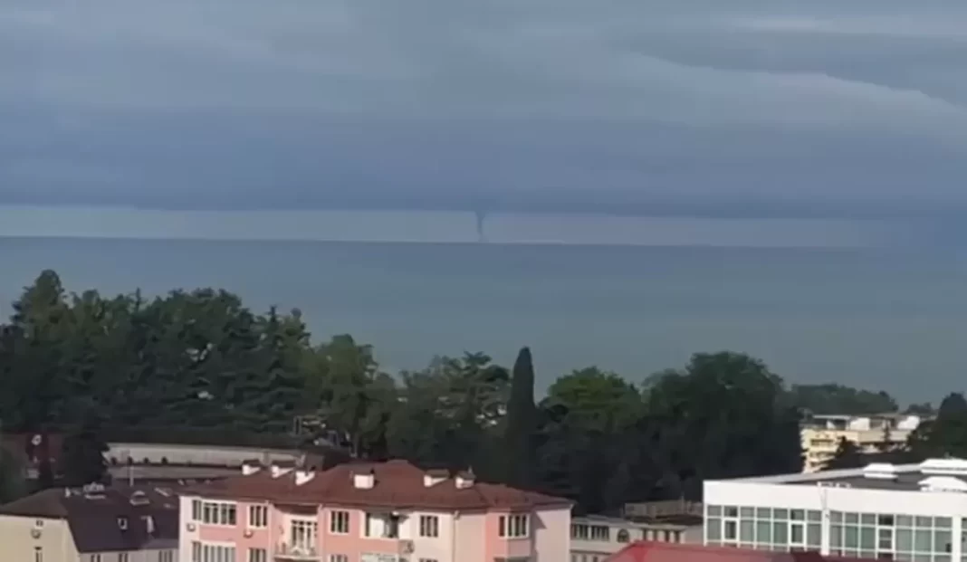 Еще одна напасть: жители Сочи успели записать на видео смерч