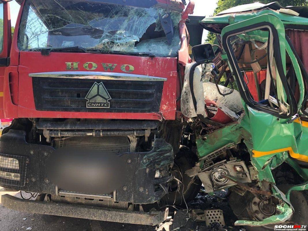 Один погиб, шестеро пострадали: на дороге в Туапсе произошла страшная авария с участием студентов из Сочи