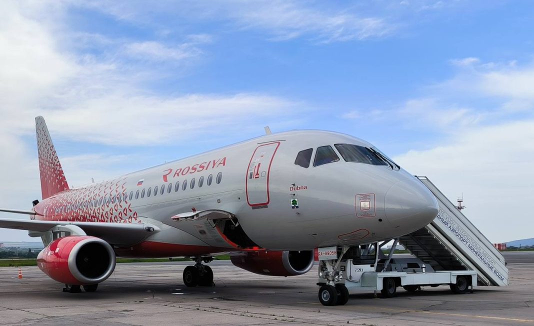 Самолет Санкт-Петербург — Сочи экстренно сел в Минводах