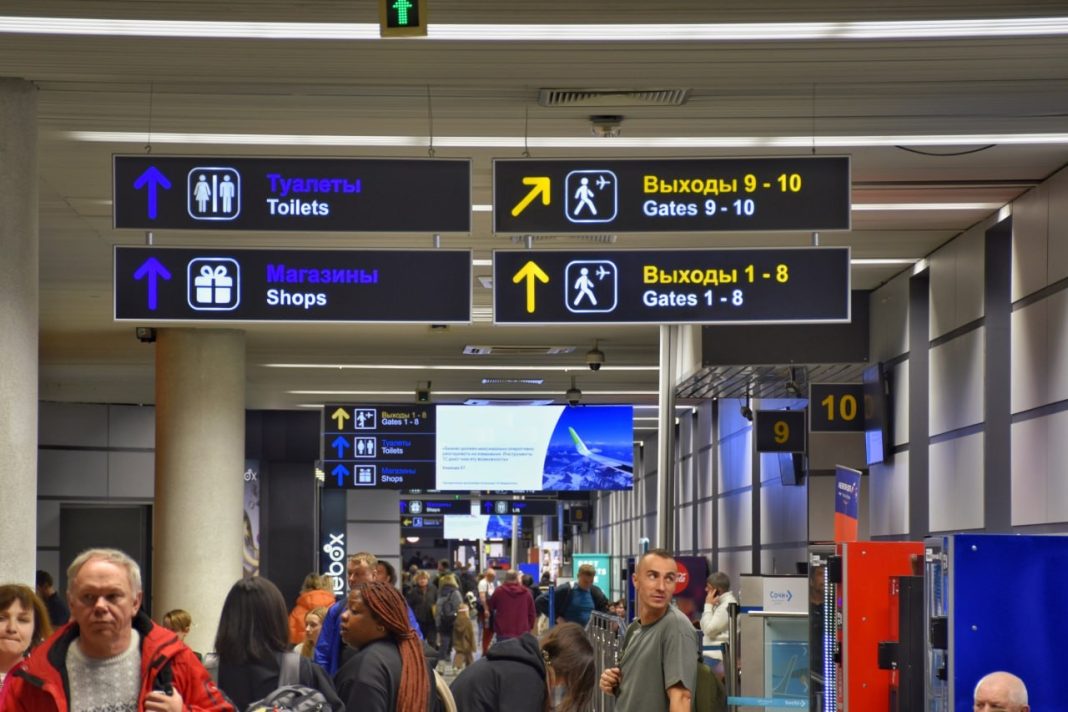 Один и тот же самолет задерживается с вылетом из Сочи и Екатеринбурга одновременно