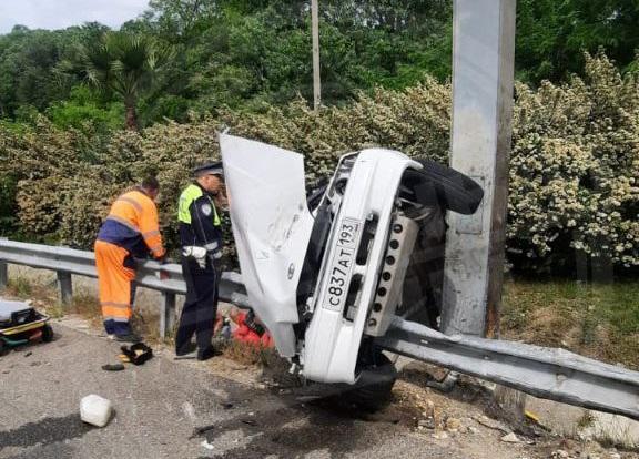 Вылетел с дороги и врезался в столб: в Сочи произошло ДТП