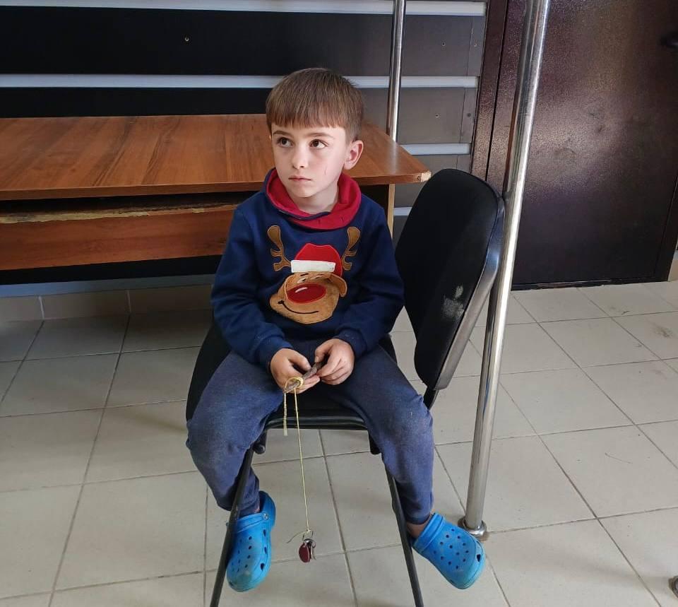 Ребенок остался один: полиция Адлера ищет родителей мальчика