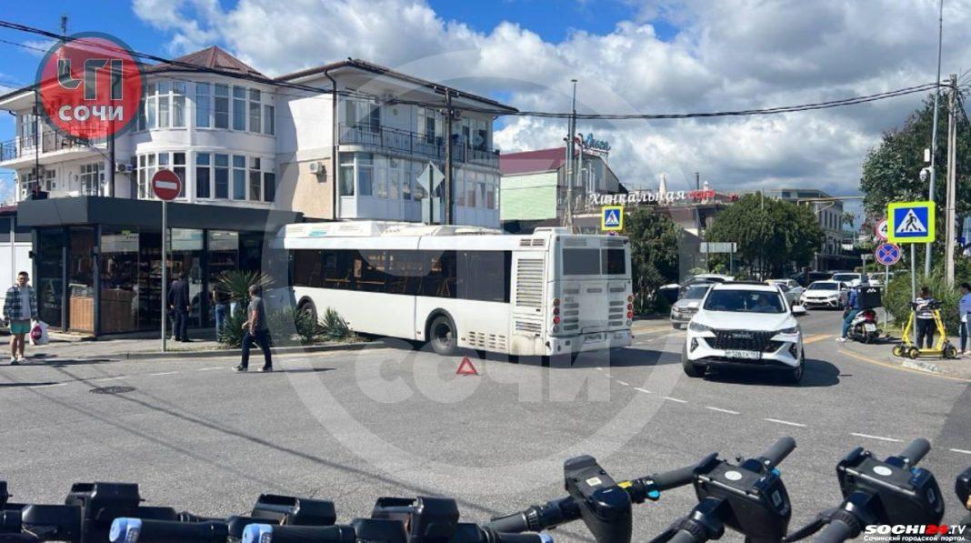 Водитель не смог помешать: в Сочи автобус влетел в магазин