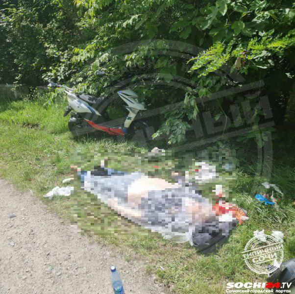 Всё случилось очень быстро: в Сочи скутерист съехал в кювет и погиб