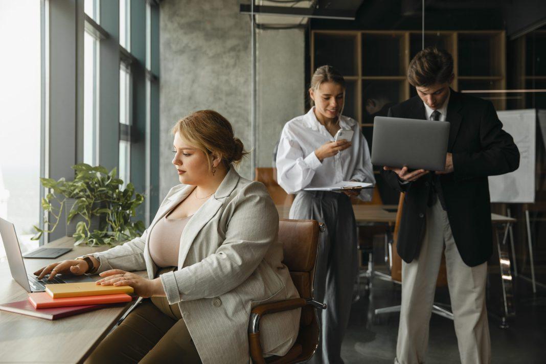 Не просто задержаться на 10 минут: все, что нужно знать о ненормированном рабочем дне