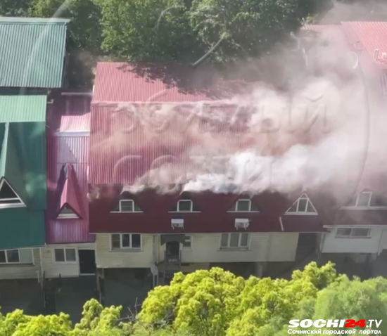Дым застилает улицу: в Сочи загорелись жилые гаражи