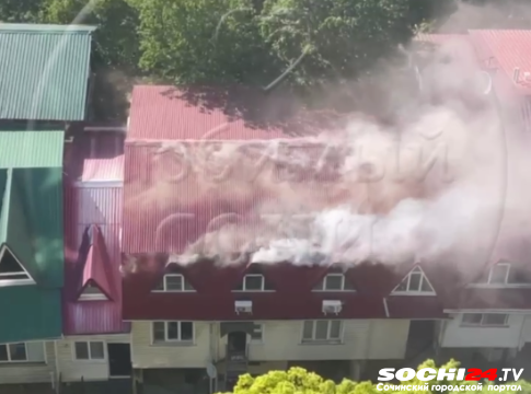 Дым застилает улицу: в Сочи загорелись жилые гаражи