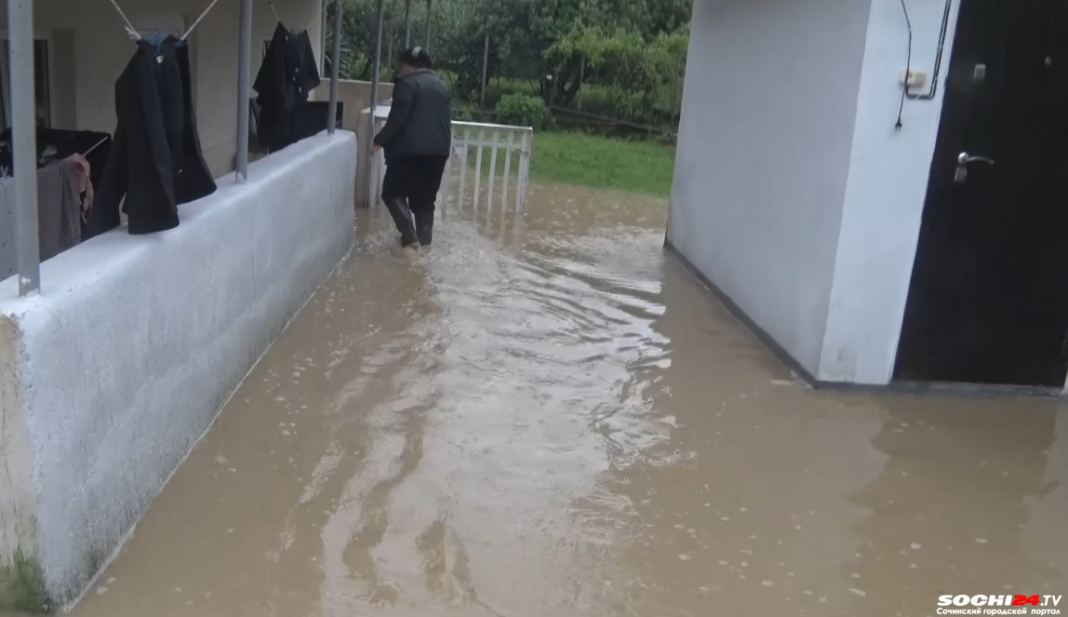 Пострадали мосты, дома и дороги: на видео сняли разрушительные последствия урагана в Абхазии