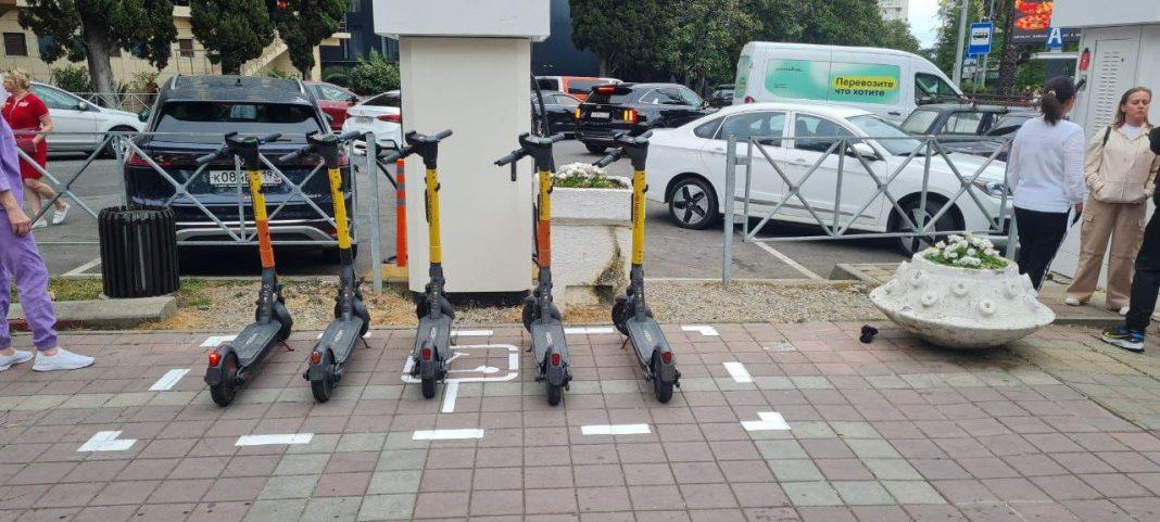 Стали известны штрафы за неправильную парковку и эвакуацию самокатов в Сочи