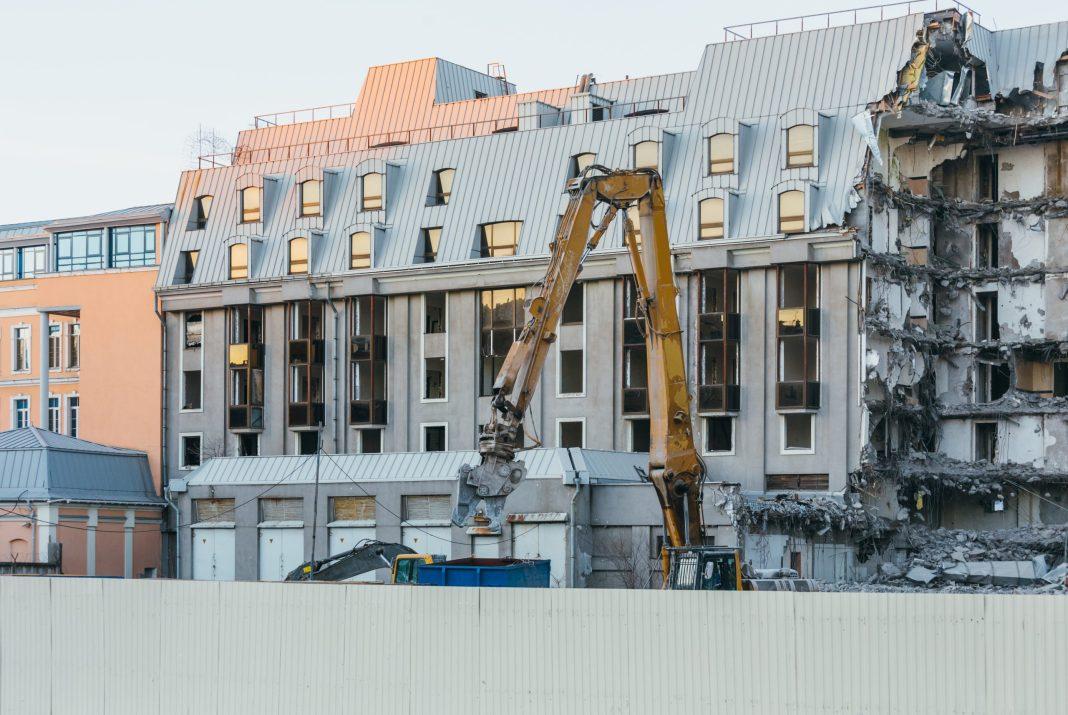 Семья участника СВО может лишиться жилья: дом с их квартирой признан самостроем