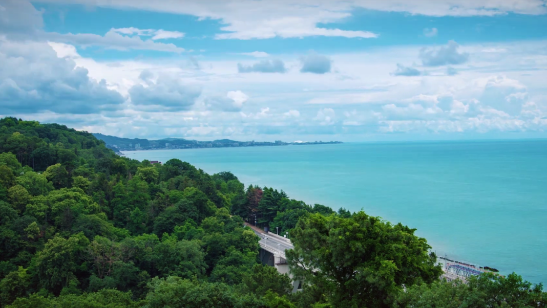 Погода вмешается в планы: сорвут ли дожди купальный сезон в Сочи?