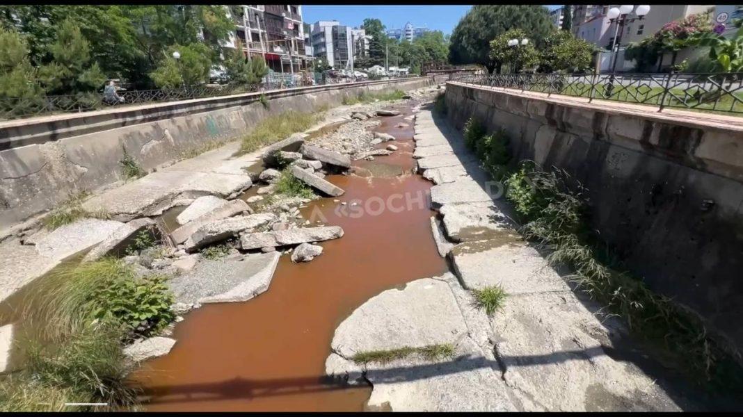 «Кровавая река» не на шутку встревожила жителей Мамайки: нужно ли бояться ее на самом деле