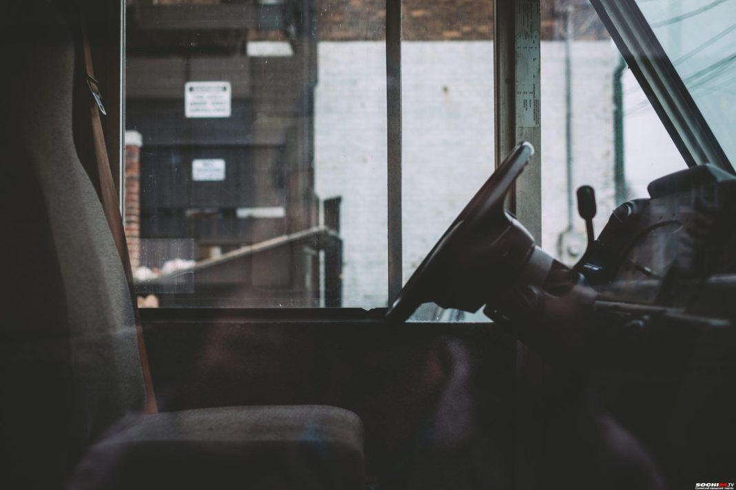 В Сочи водитель рейсового автобуса с криками выгонял ребёнка из общественного транспорта