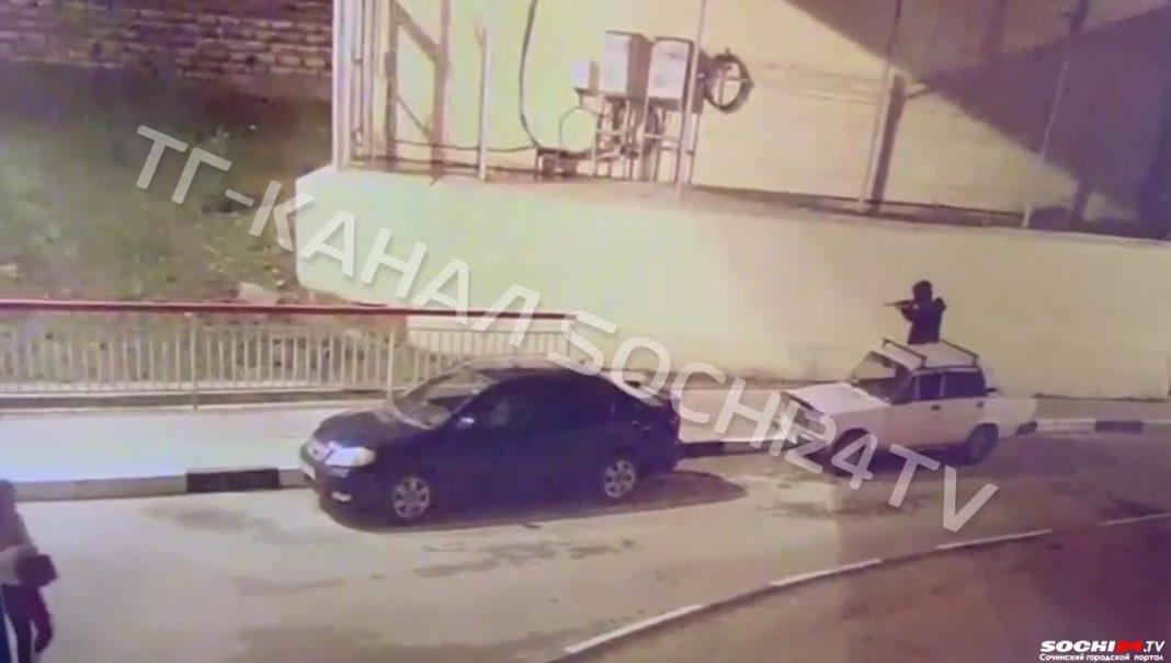 «Сделал несколько выстрелов»: в Сочи на видео сняли мужчину в капюшоне и с винтовкой