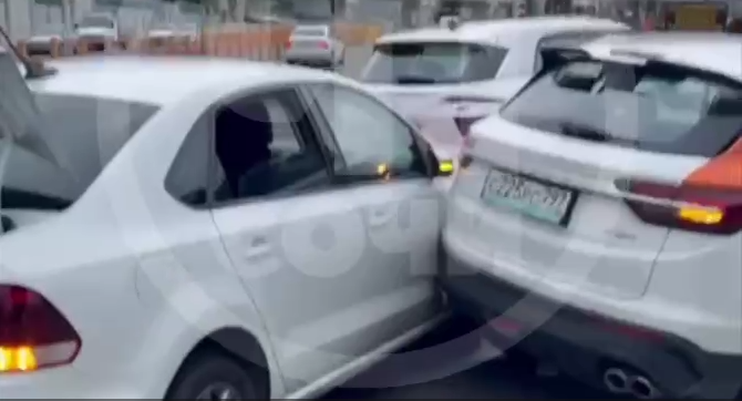 Перекрыли шоссе собой: возле аэропорта Сочи столкнулось три автомобиля