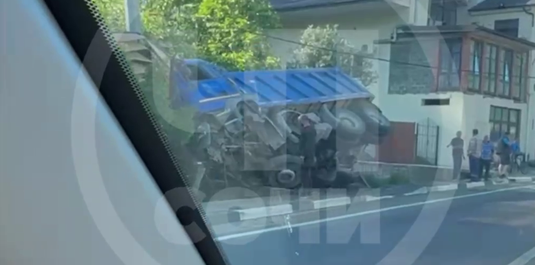 Самосвал свалился на бок и смял забор: ДТП в Сочи