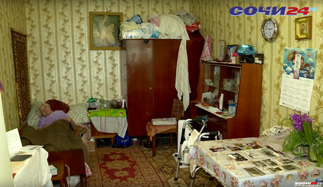 Доживает дни в сыром бараке: дело о столетнем ветеране Сочи, проживающей в аварийном жилье, передано в СК