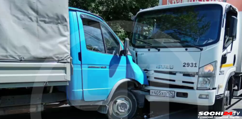 Столкнулись лоб в лоб: авария в Сочи