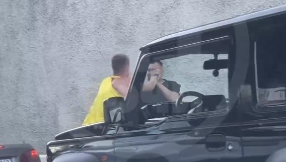Владелец кабриолета подрался с водителем Suzuki прямо в центре Сочи