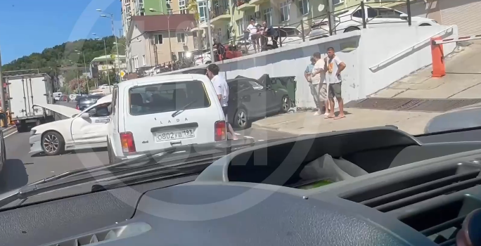 Ещё одна пробка: в Адлерском районе Сочи произошла авария