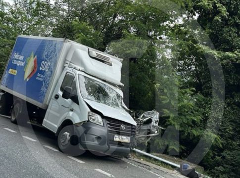 В Сочи произошла авария с участием двух большегрузов