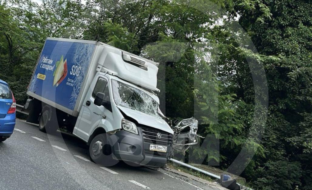 В Сочи произошла авария с участием двух большегрузов
