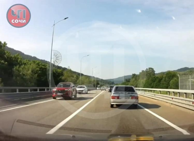В Сочи автомобилист чуть не устроил аварию «на встречке»