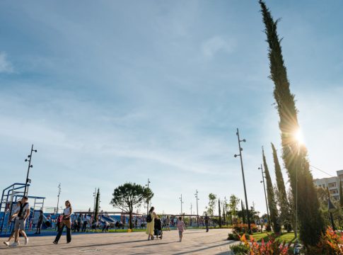 Сухие фонтаны, панорамные качели и не только: в Сириусе на побережье открылся «Музыкальный сад»