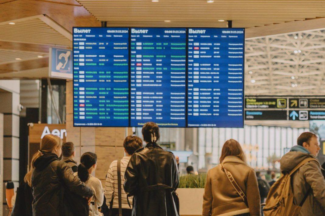 Пассажиры в бешенстве: в авиагавани Сочи произошла массовая задержка рейсов