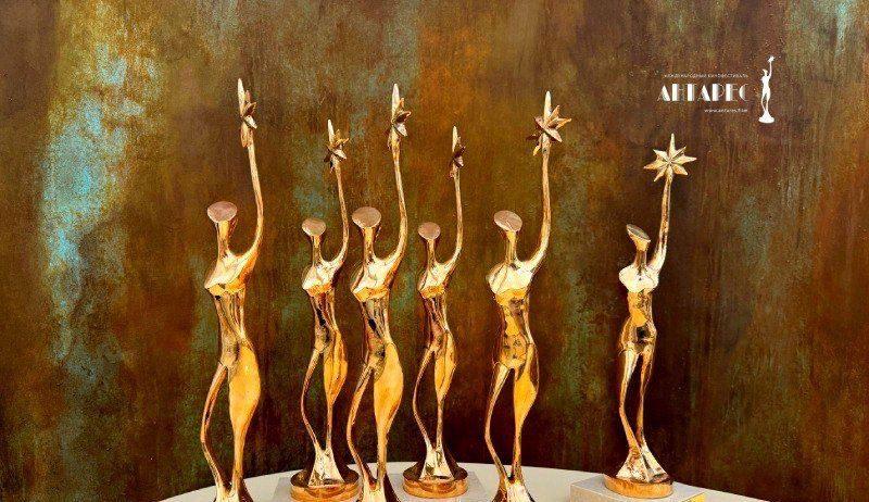 Калейдоскоп из звезд, красная дорожка и живой концерт: в Сочи с грандиозным размахом стартовал кинофестиваль «Антарес»