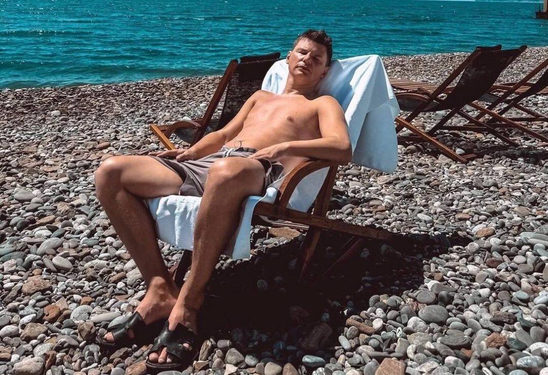 Скандальный футболист Андрей Аршавин был замечен в Сочи в компании таинственной незнакомки