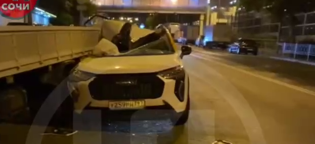 Крышу смяло полностью: в Сочи каршеринг протаранил грузовик