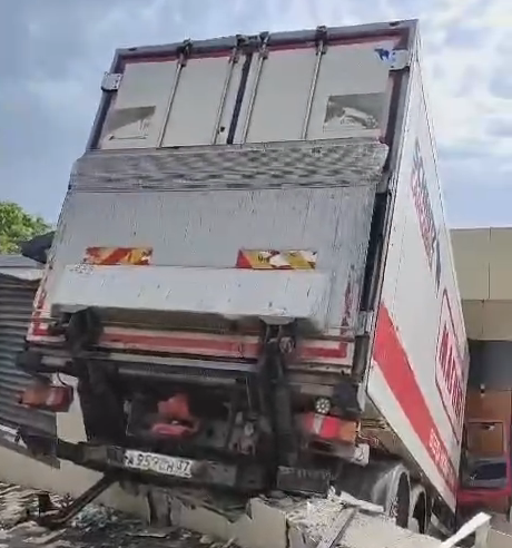 Протаранил забор и упал в канаву: в Сочи произошла авария с грузовиком