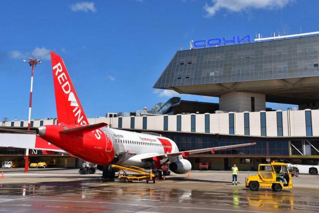 Встретили водной аркой и подарили сладости: из Сочи в Батуми вылетел первый рейс