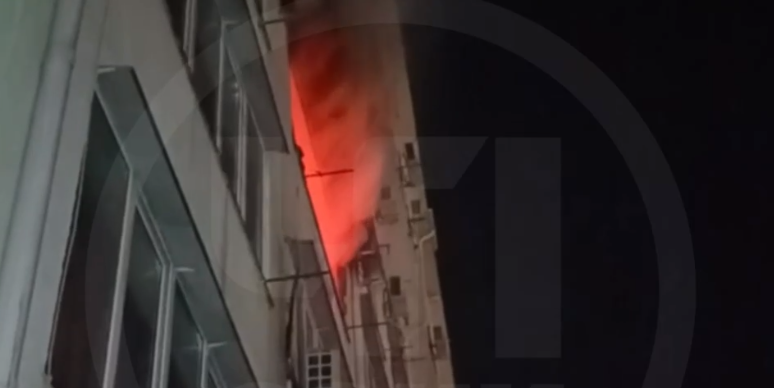 Огонь вырывался из окон квартиры: в Сочи произошёл пожар