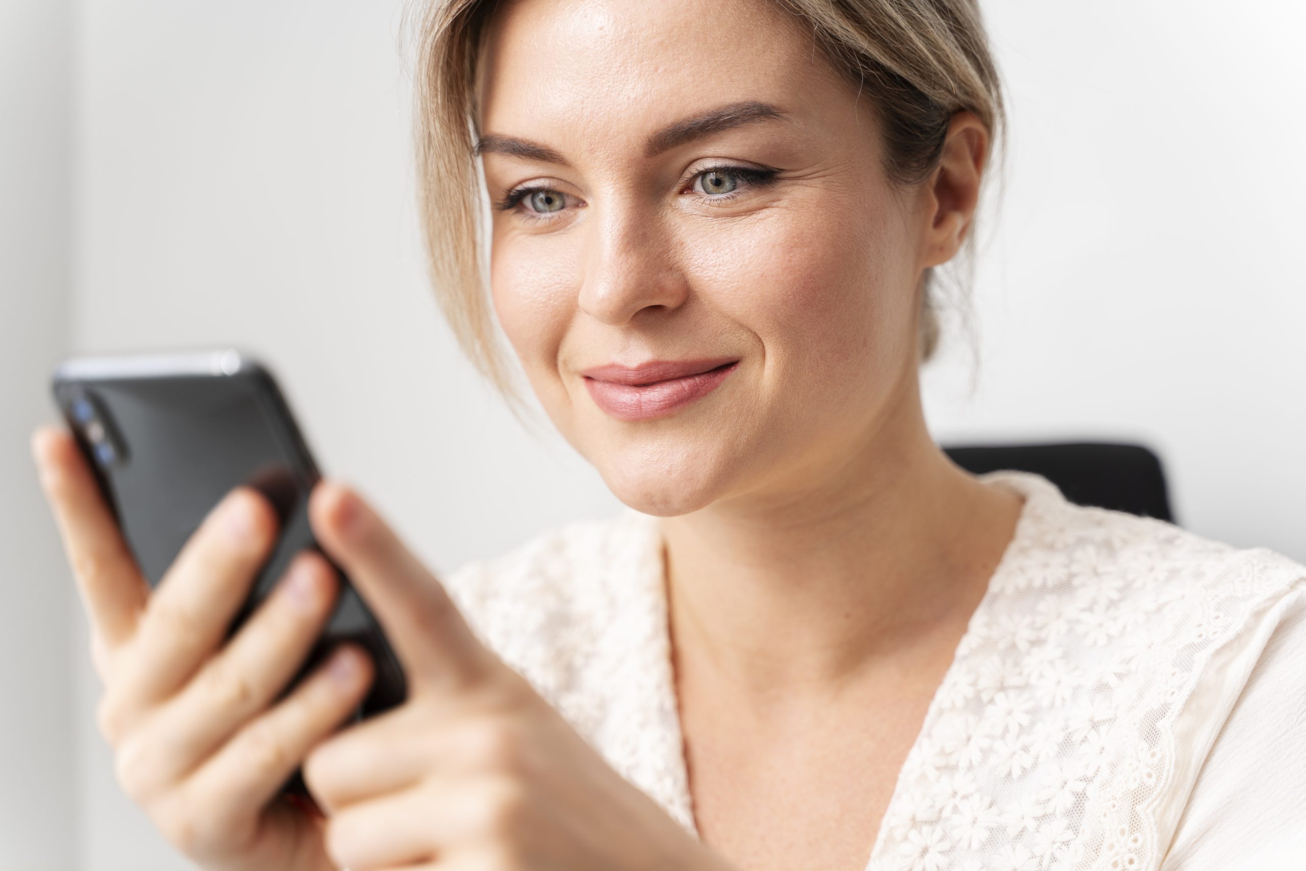 close-up-business-woman-holding-phone