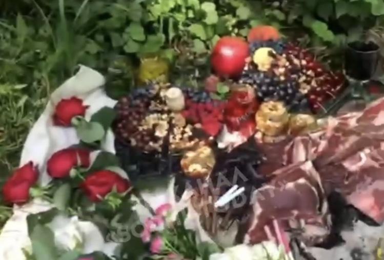 Язычники, сатанисты или шутники: в поселке Сочи обнаружили ритуальный «стол» с сырым мясом