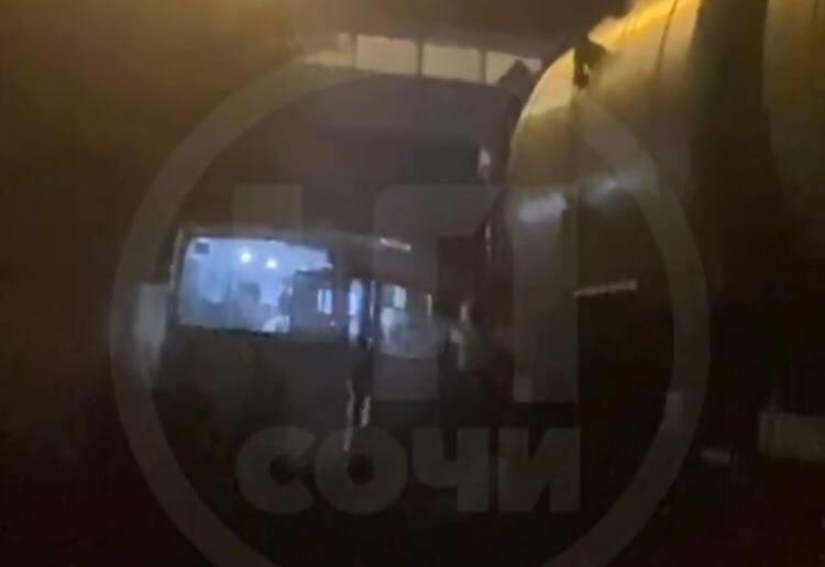 Ночью в Адлере автобус столкнулся с поездом: кто пострадал