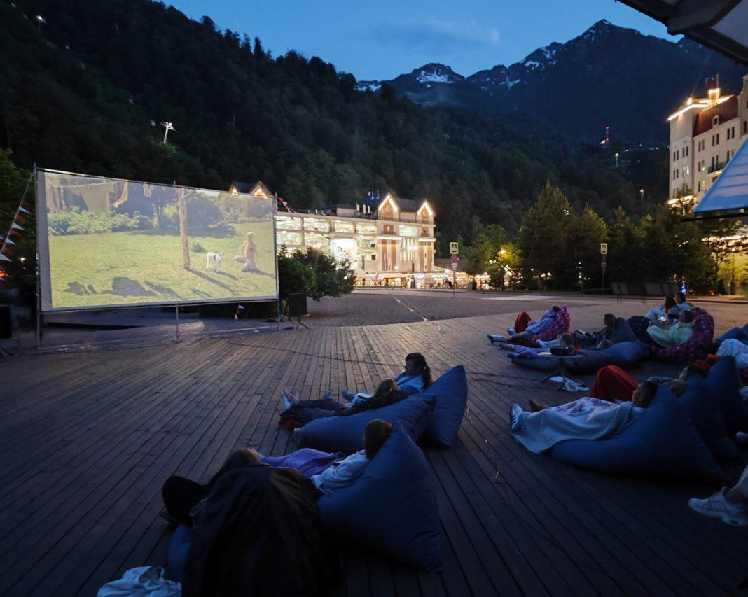 Йога на пляже и шоу мыльных пузырей: на курорте «Роза Хутор» запустили летнюю программу для гостей