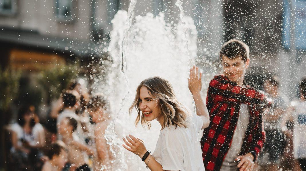 Кинопоказ, пенное шоу и бесплатный концерт известного артиста: в Сочи ярко отметят День молодежи России