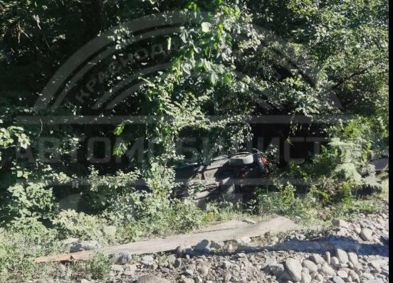 В Сочи машина упала в овраг: в ней находился маленький ребенок