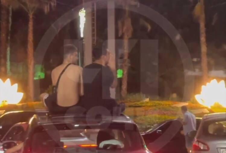 Хлеба и зрелищ: в Сочи пьяные мужчины оказались на крыше каршеринга