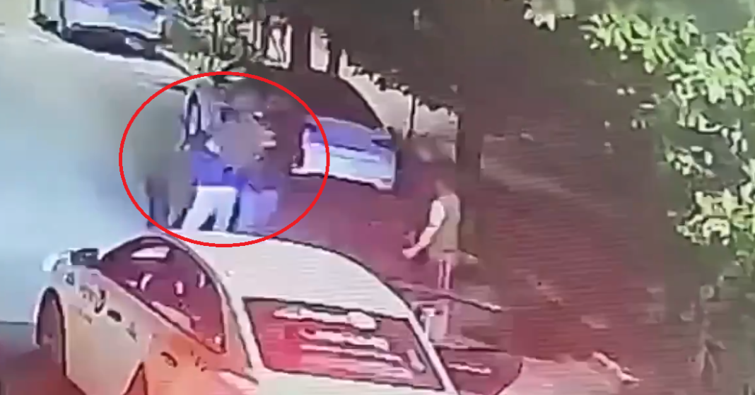 Сперва чуть не задавили, потом ограбили: в Сочи таксист с пассажирами напали на прохожих — видео