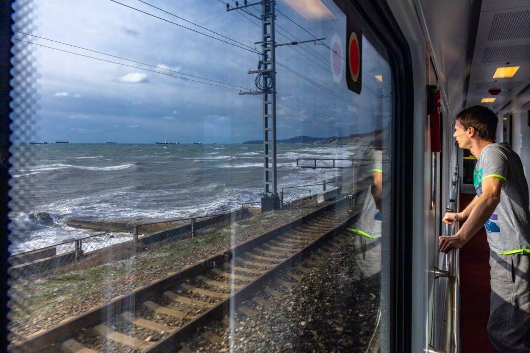 Сход селя на пути: поезда на Черноморском побережье задерживаются