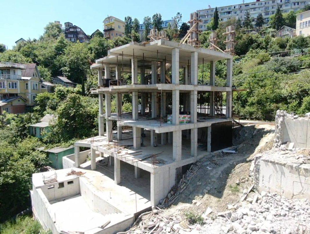 Этот самострой будет снесен: в Сочи нашли дом с «лишними» этажами